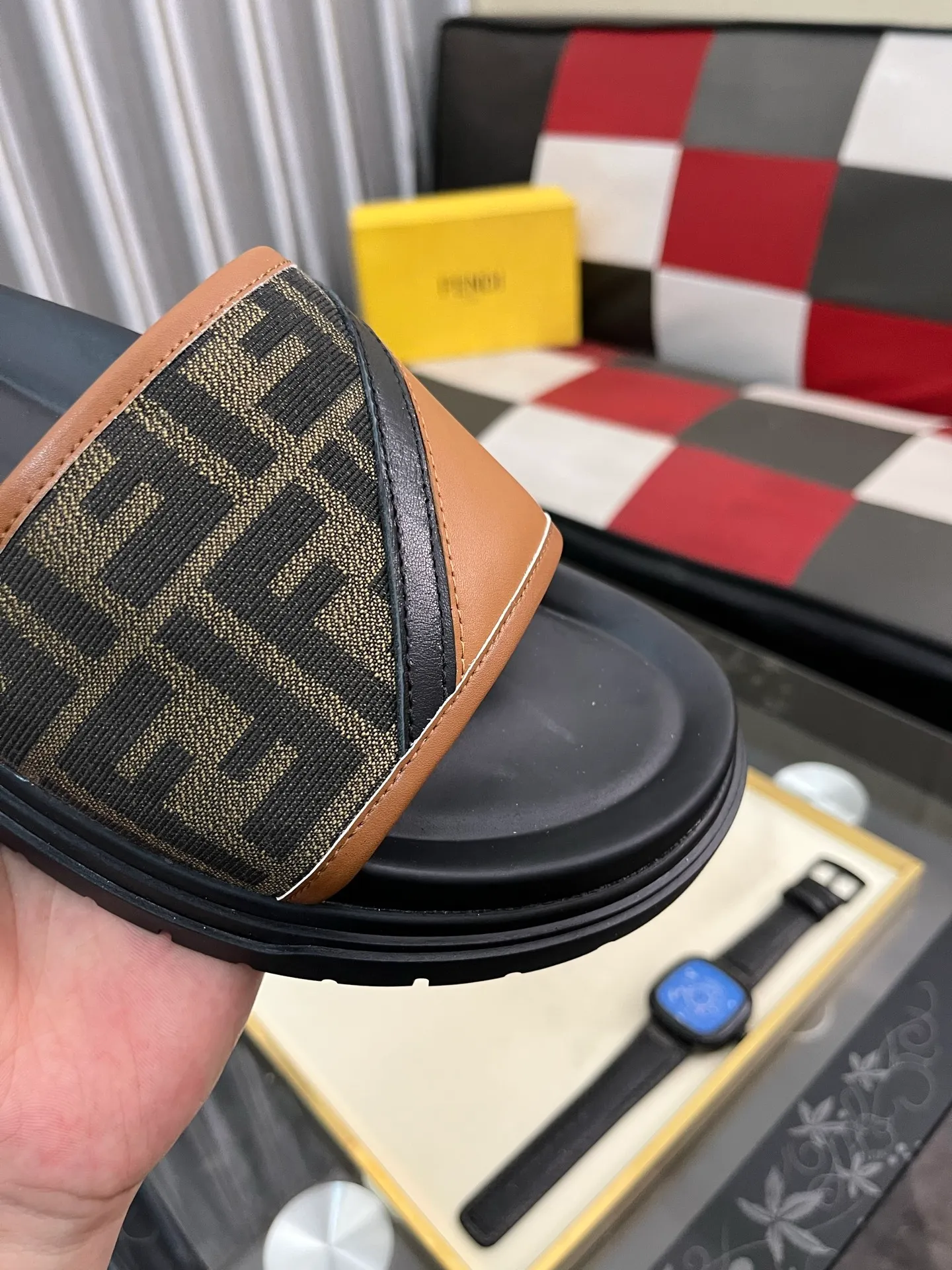 Men's men's shoes💰320⌚️⌚️FENDI Fendi slippers and sandals are shipped💄How can this summer be without the blessing of little monsters💄Original imported special hardware decorative pattern➕Original private model outsole! Details determine success or failure, good quality is not afraid of magnifying details! It feels super comfortable on your feet! This summer you need a pair of trendy, cool and comfortable sandals👣 Standard size: 38-443️⃣Colors available
